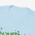 Lichtblauw T-shirt met ronde hals en groen printdetails onderaan in beeld