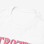 Wit t-shirt met ronde hals en gekleurde tekst- en hondenprint (close-up)