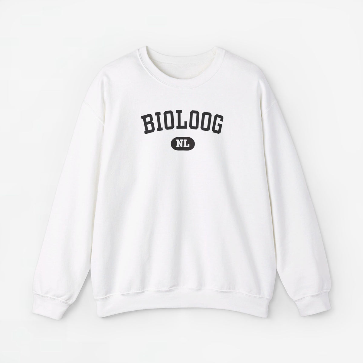 Witte trui met ronde hals en borstprint “BIOLOGOG” met rond “NL”-logo