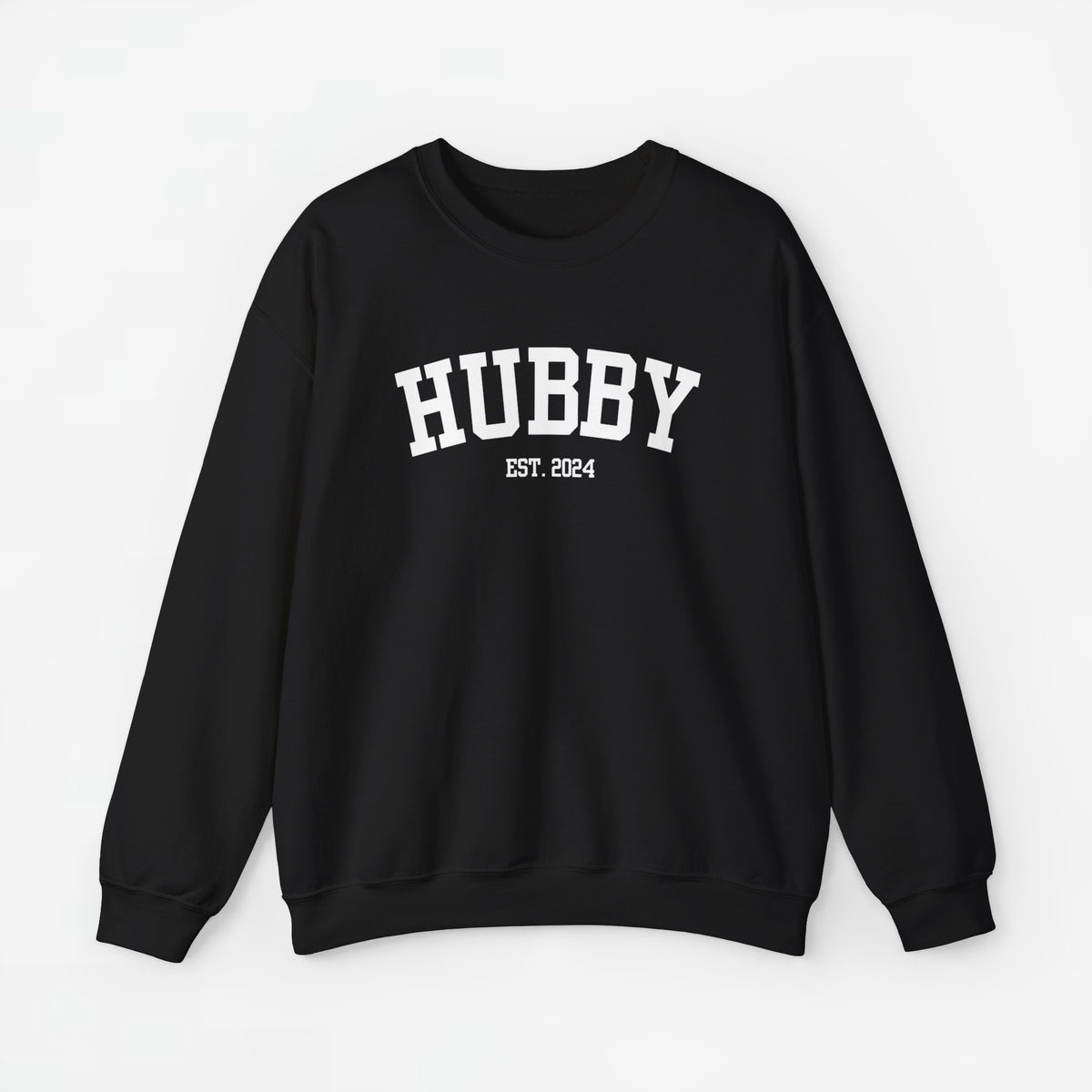 Zwarte sweater met opdruk 'HUBBY' en 'EST. 2024'.