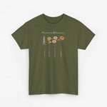 T-shirt in legergroen met bloemenprint en witte tekst op de borst