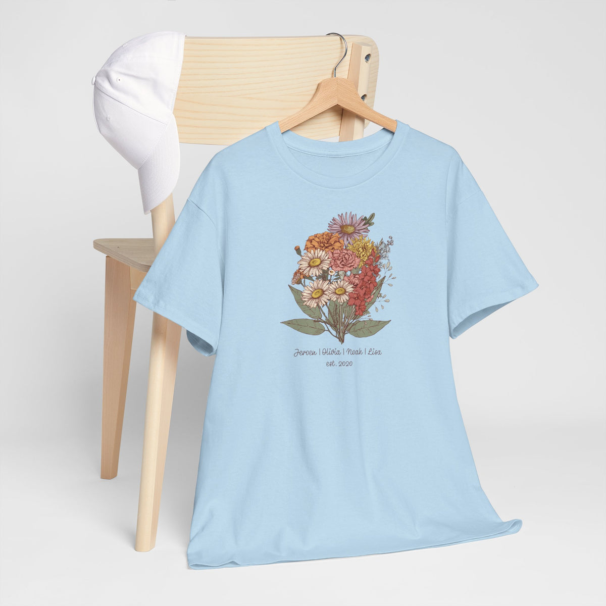 Lichtblauw t-shirt op houten hanger met bloemenboeketprint op de borst