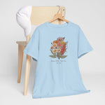 Lichtblauw t-shirt op houten hanger met bloemenboeketprint op de borst
