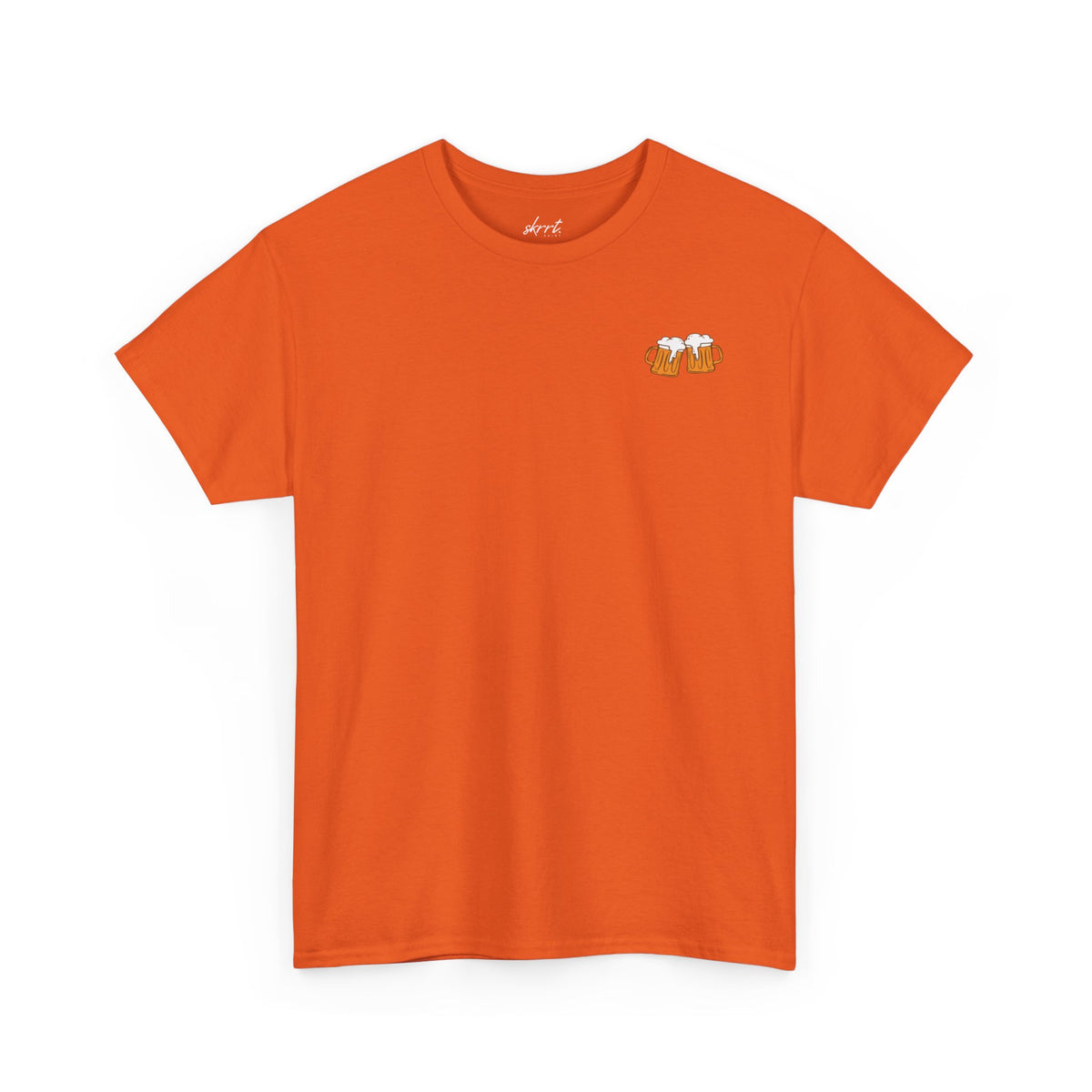 Oranje T-shirt met kleine witte bier/koning-illustratie op de borst.