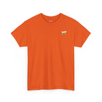 Oranje T-shirt met kleine witte bier/koning-illustratie op de borst.