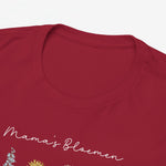 Close-up rood T-shirt met ronde hals en witte tekst “Mama’s Bloemen” op de borst.