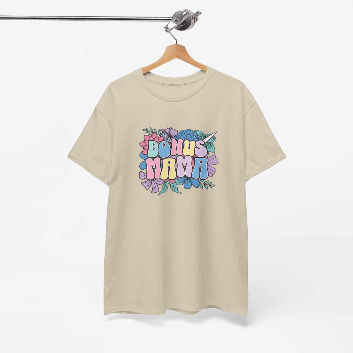 Beige t-shirt op houten hanger met ‘BONUS MAMMA’ bloemenprint en ronde hals