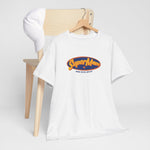 Witte oversized T-shirt met SuperMam-logo op de borst, op stoel
