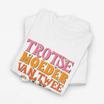 Witte oversized t-shirt met kleurrijke tekst en honden/kattenprint op de voorkant.