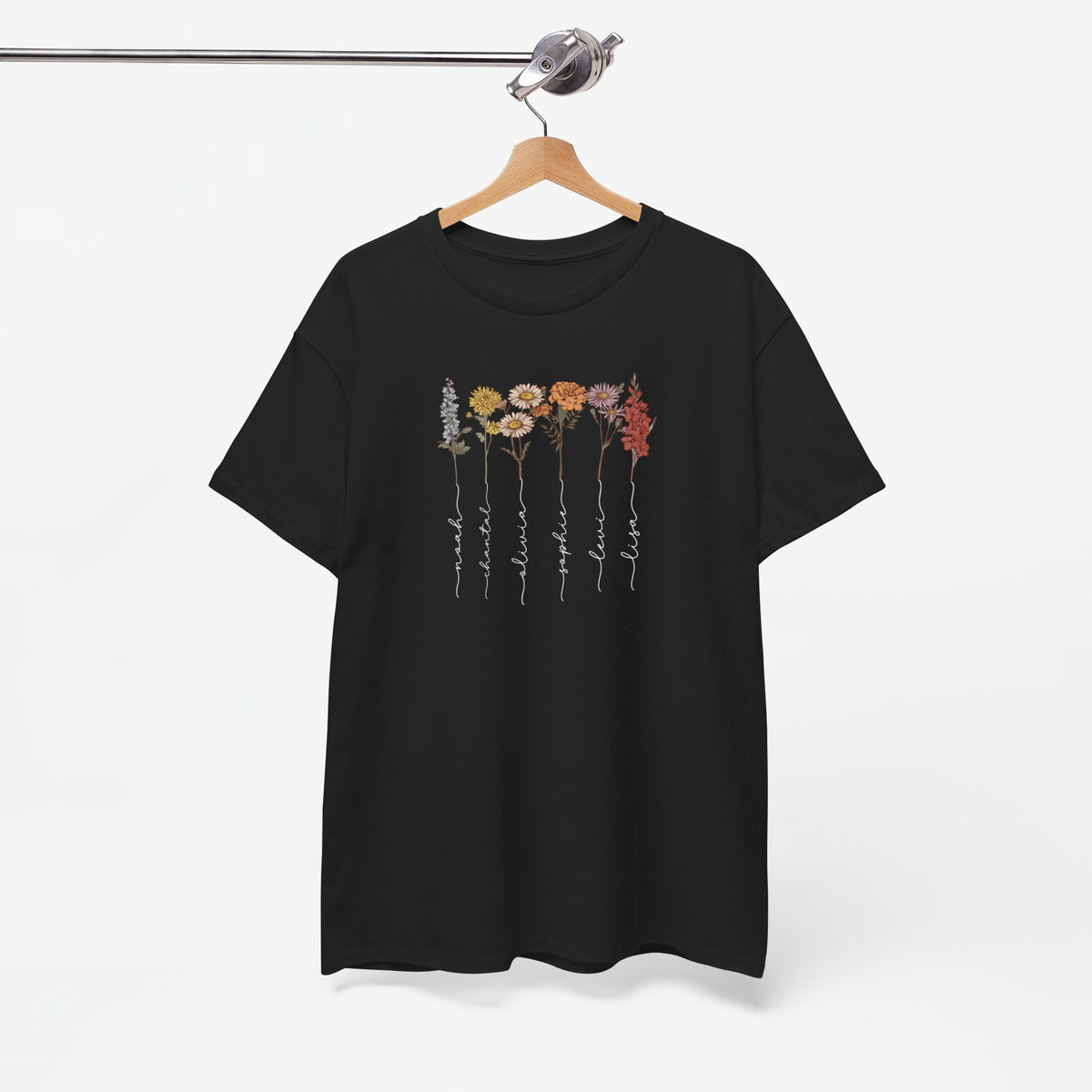 Zwart T-shirt met bloemenprint en tekstlijnen, opgehangen