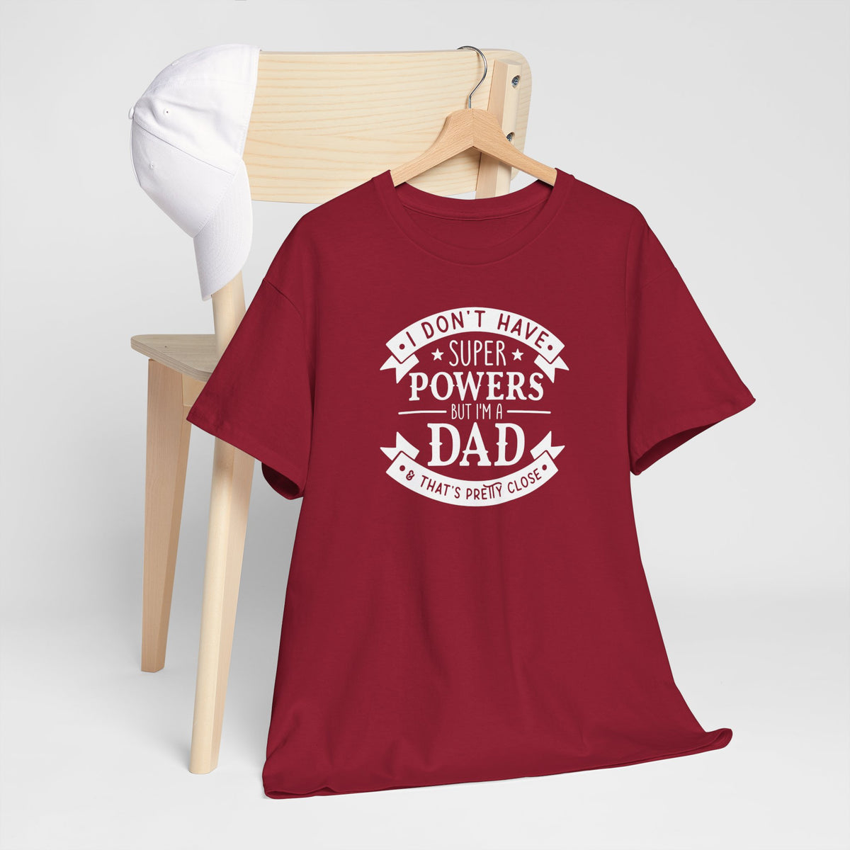 Bordeauxrode T-shirt met witte tekstprint “superpowers” en “dad”, op kledinghanger