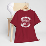 Bordeauxrode T-shirt met witte tekstprint “superpowers” en “dad”, op kledinghanger