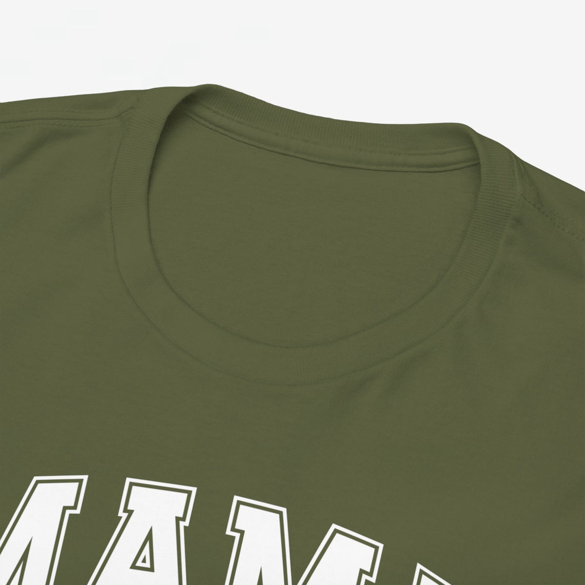 Detail van legergroen T-shirt met ronde hals en opdruk “MAMA”.