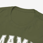 Detail van legergroen T-shirt met ronde hals en opdruk “MAMA”.