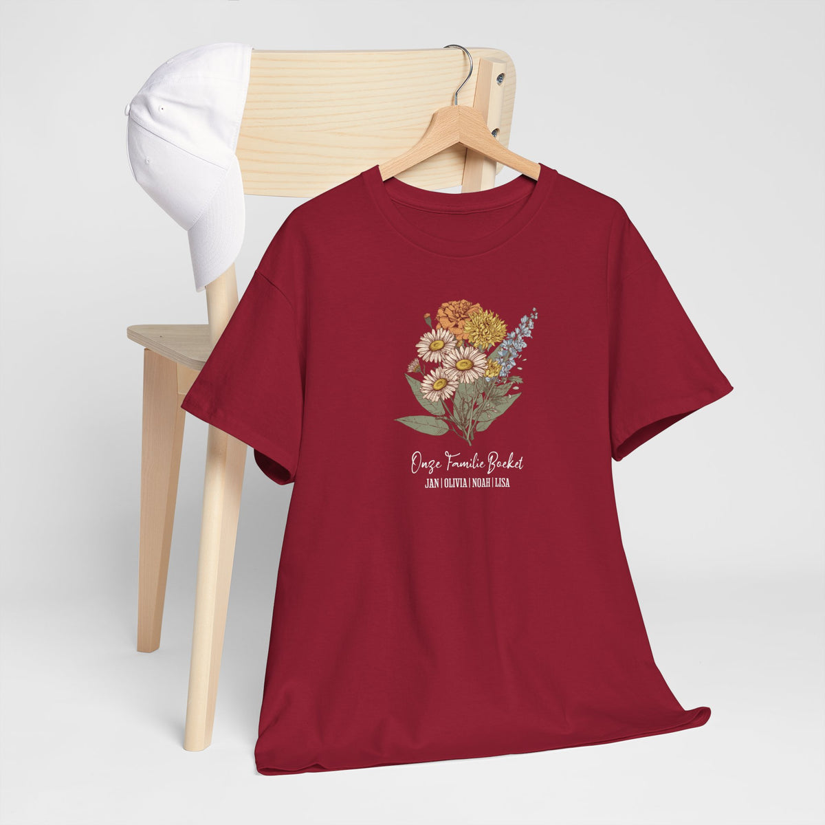 Bordeauxrood T-shirt met bloemenboeketprint en witte tekst op houten hanger.
