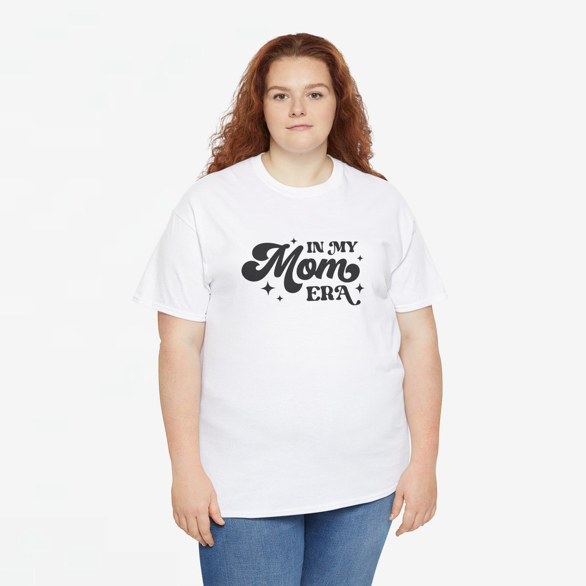 Wit oversized T-shirt met zwarte “In My Mom Era”-print op de borst en ronde hals.