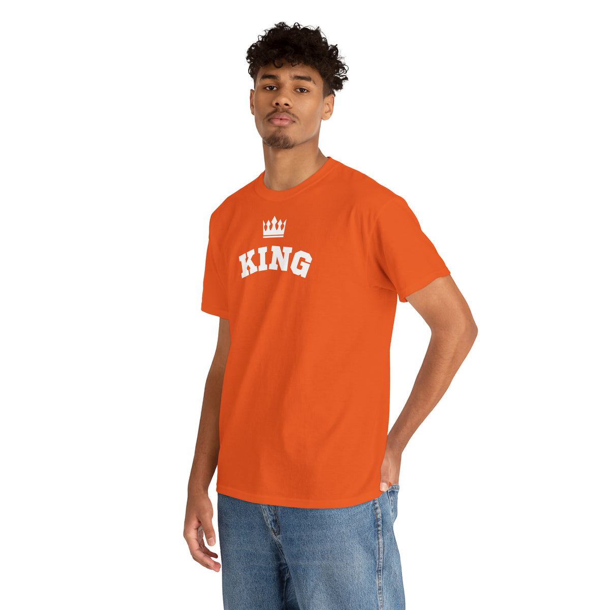 Oranje T-shirt met frontprint “KING” en kroon, gedragen door model