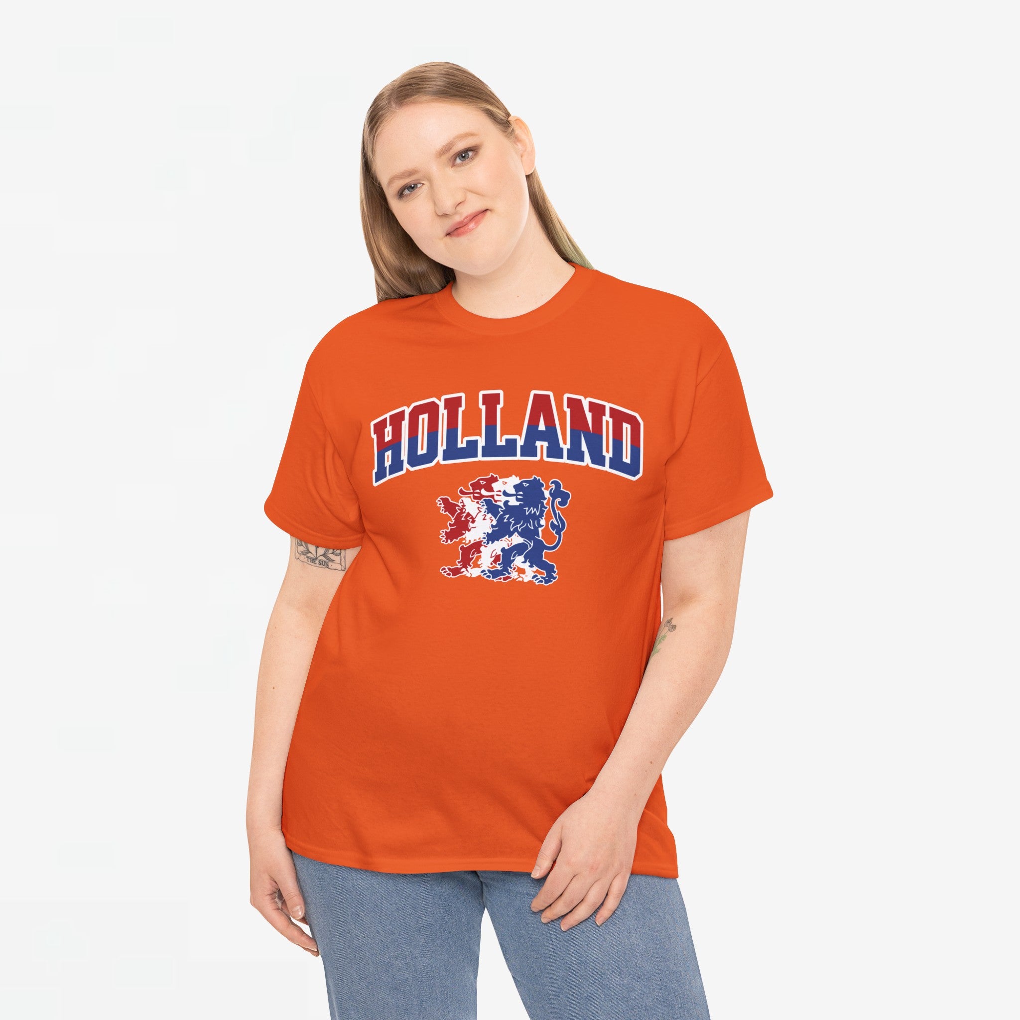 Oranje T-shirt voor EK, WK en Koningsdag - Personaliseer met Naam & Rugnummer - HOLLAND met Leeuw (rode en blauwe tekst)