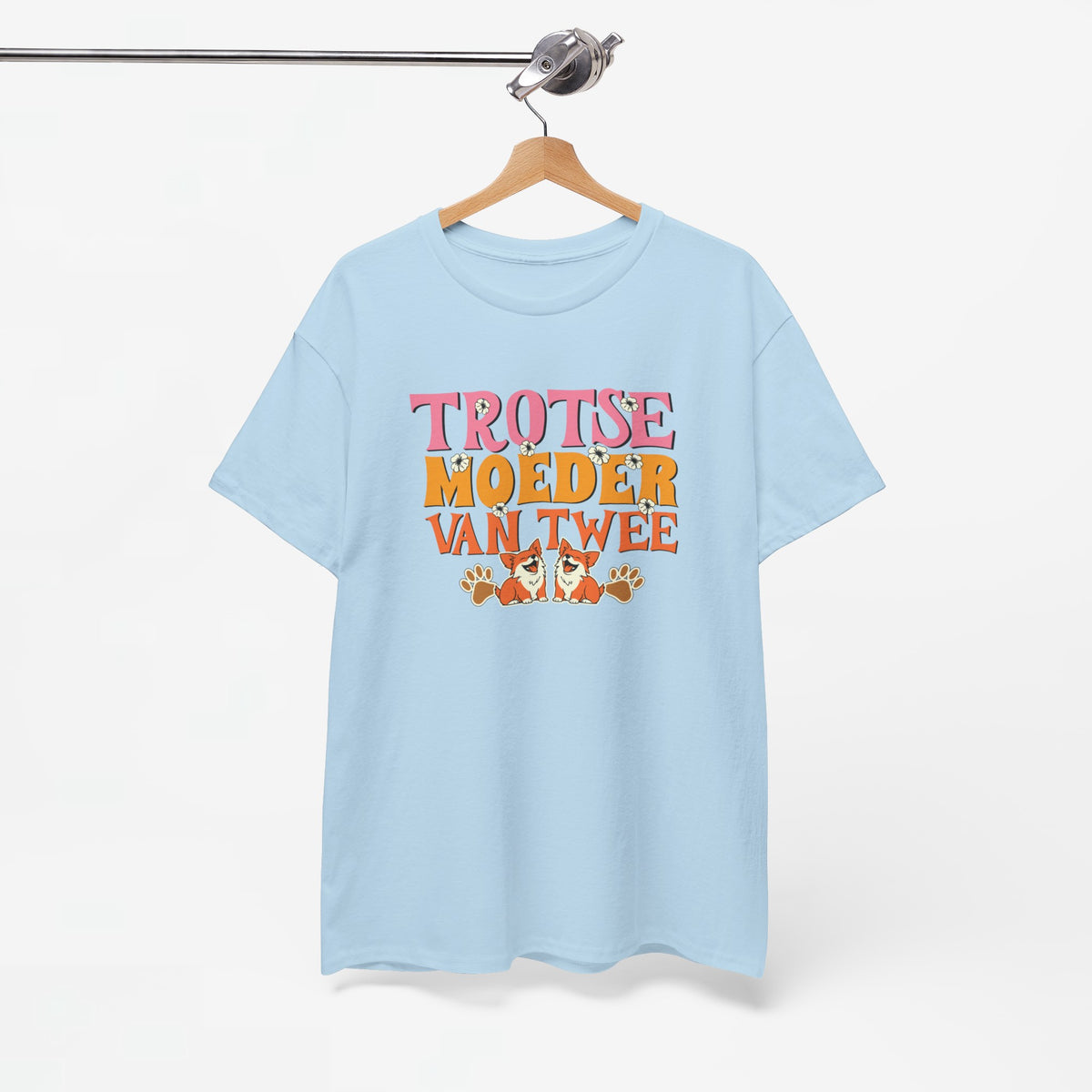 Lichtblauwe T-shirt met ronde hals en gekleurde borstprint, aan houten hanger.