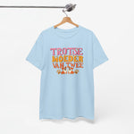 Lichtblauwe T-shirt met ronde hals en gekleurde borstprint, aan houten hanger.
