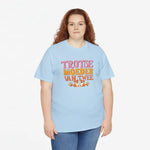 Lichtblauw T-shirt met ronde hals en borstprint 'Trots(e) moeder van twee'