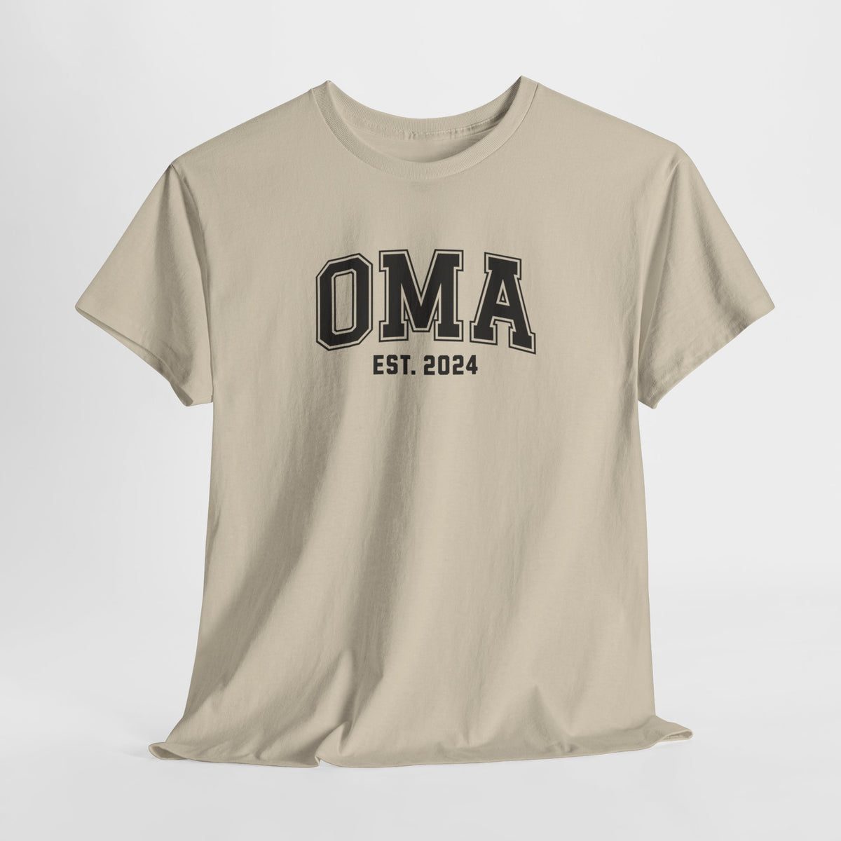 Zandkleurig T-shirt met opdruk “OMA EST. 2024”, ronde hals en korte mouwen