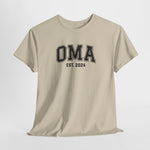 Zandkleurig T-shirt met opdruk “OMA EST. 2024”, ronde hals en korte mouwen