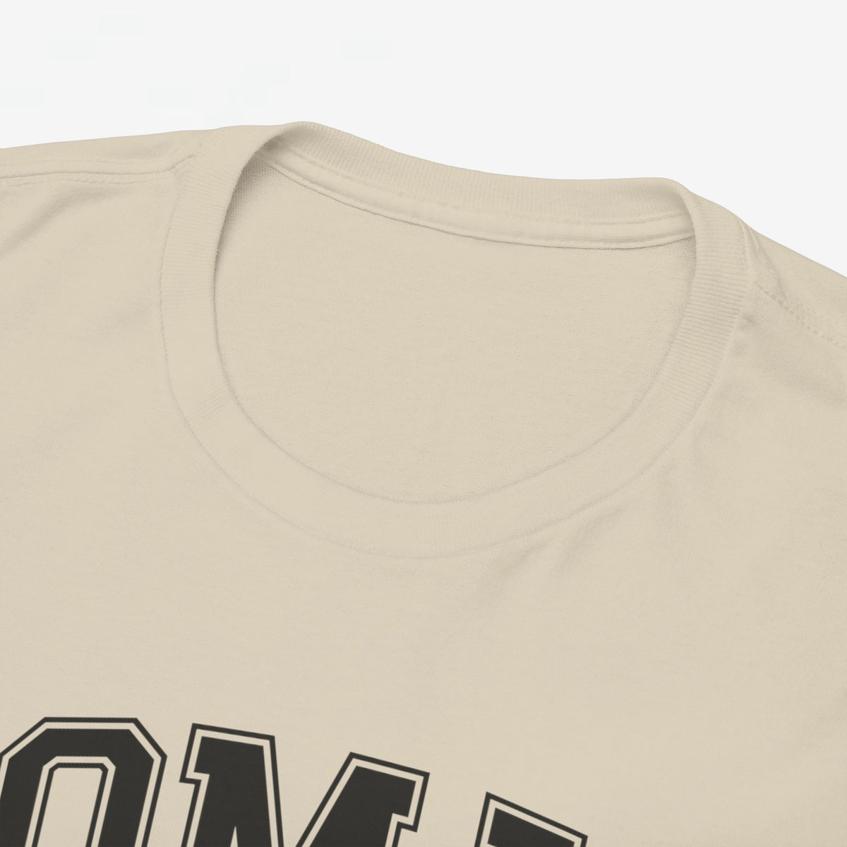 Zandkleurige T-shirt met ronde hals en grote OMA-opdruk