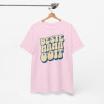 Roze T-shirt aan houten hanger met borstprint “BESTE MAMA OOIT”