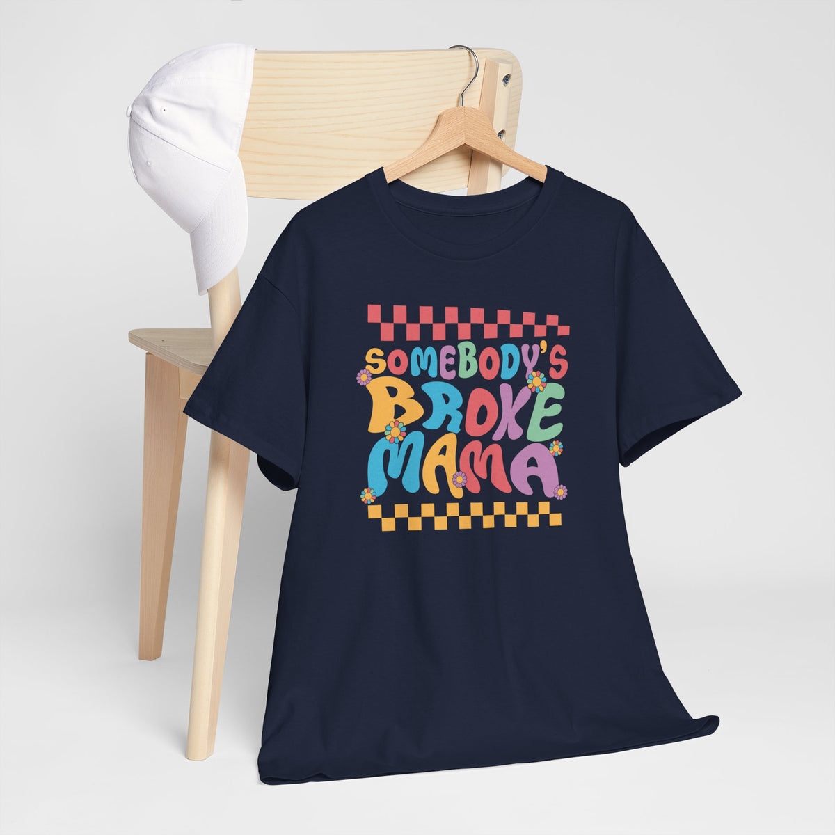 Donkerblauw T-shirt met ronde hals en kleurrijke 'Somebody's Broke Mama'-print