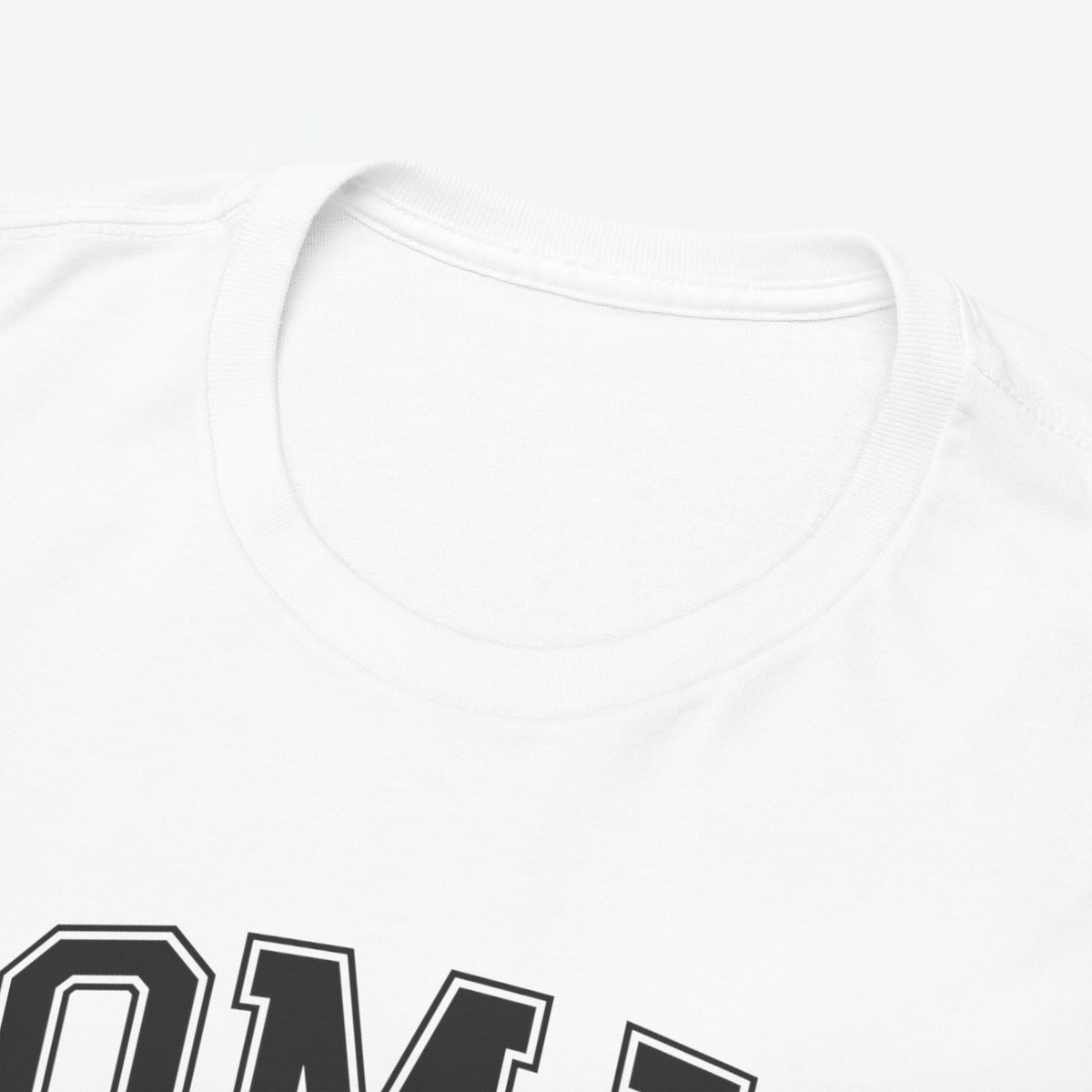Witte T-shirt halslijn met deel van OMA-opdruk