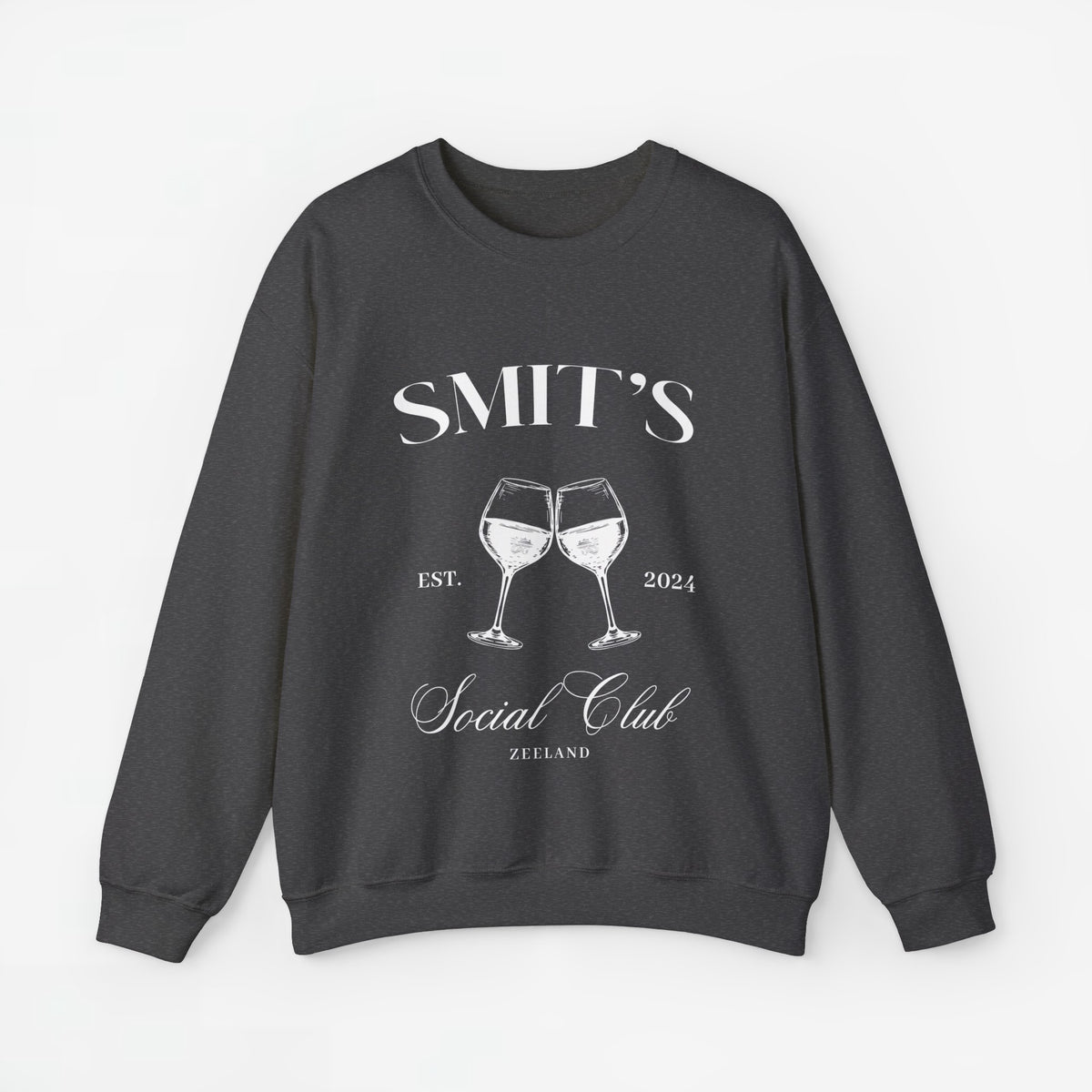 Donkere grijze sweatshirt met witte opdruk SMIT'S Social Club, twee wijnglazen en 2024.