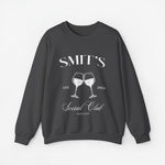 Donkere grijze sweatshirt met witte opdruk SMIT'S Social Club, twee wijnglazen en 2024.