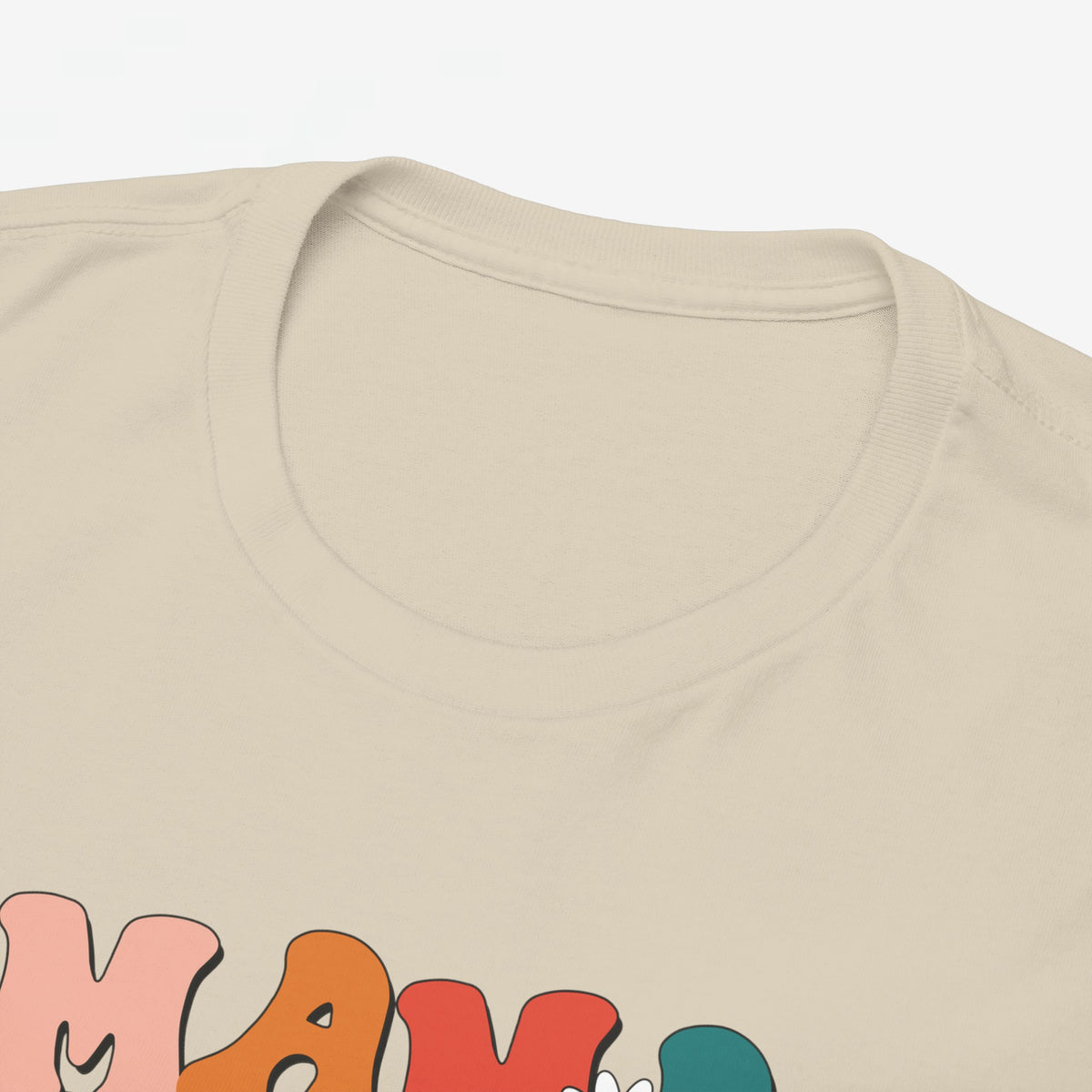 Close-up van beige T-shirt hals en borstprint met bloemen en letters