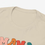 Close-up van beige T-shirt hals en borstprint met bloemen en letters