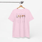 Roze T-shirt op houten hanger met bloemprint en gepersonaliseerde tekst op borst
