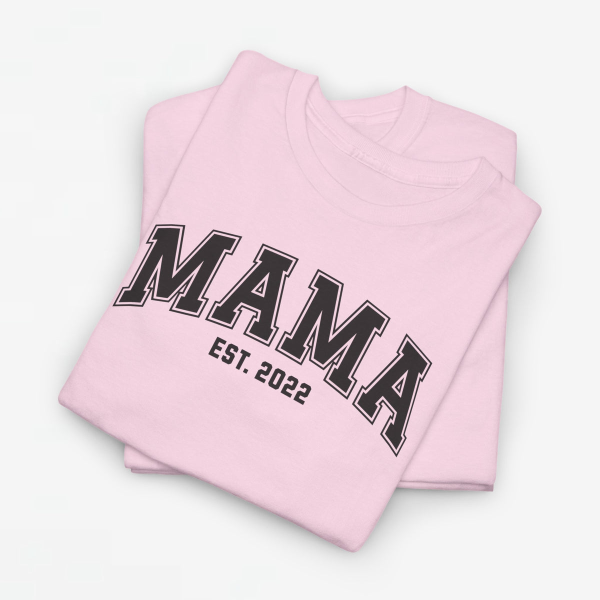 T-shirt in lichtroze met grote opdruk “MAMA” en “EST. 2022”