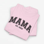T-shirt in lichtroze met grote opdruk “MAMA” en “EST. 2022”