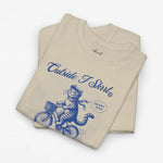 Beige t-shirts op stapel met blauwe illustratie van kat op fiets en tekst