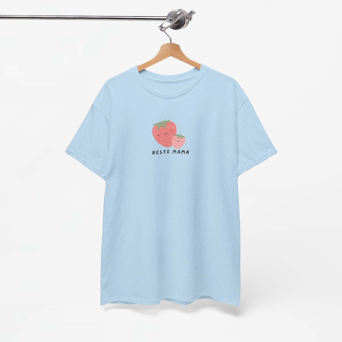 Lichtblauwe T-shirt aan houten kleerhanger, ronde hals en korte mouwen, aardbei “Beste Mama”.