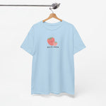 Lichtblauwe T-shirt aan houten kleerhanger, ronde hals en korte mouwen, aardbei “Beste Mama”.