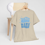 Beige T-shirt aan houten hanger met blauwe 'MAMA'-tekstprint