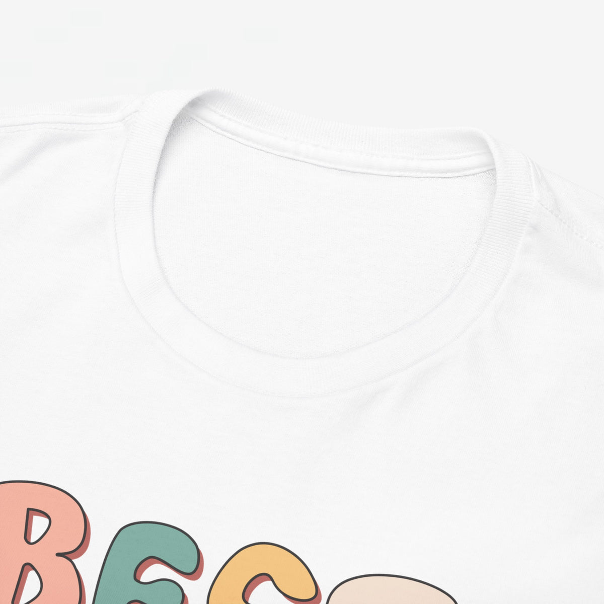 Witte T-shirt zoom op ronde hals en bovenkant bloemenprint met tekstletters