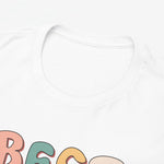 Witte T-shirt zoom op ronde hals en bovenkant bloemenprint met tekstletters
