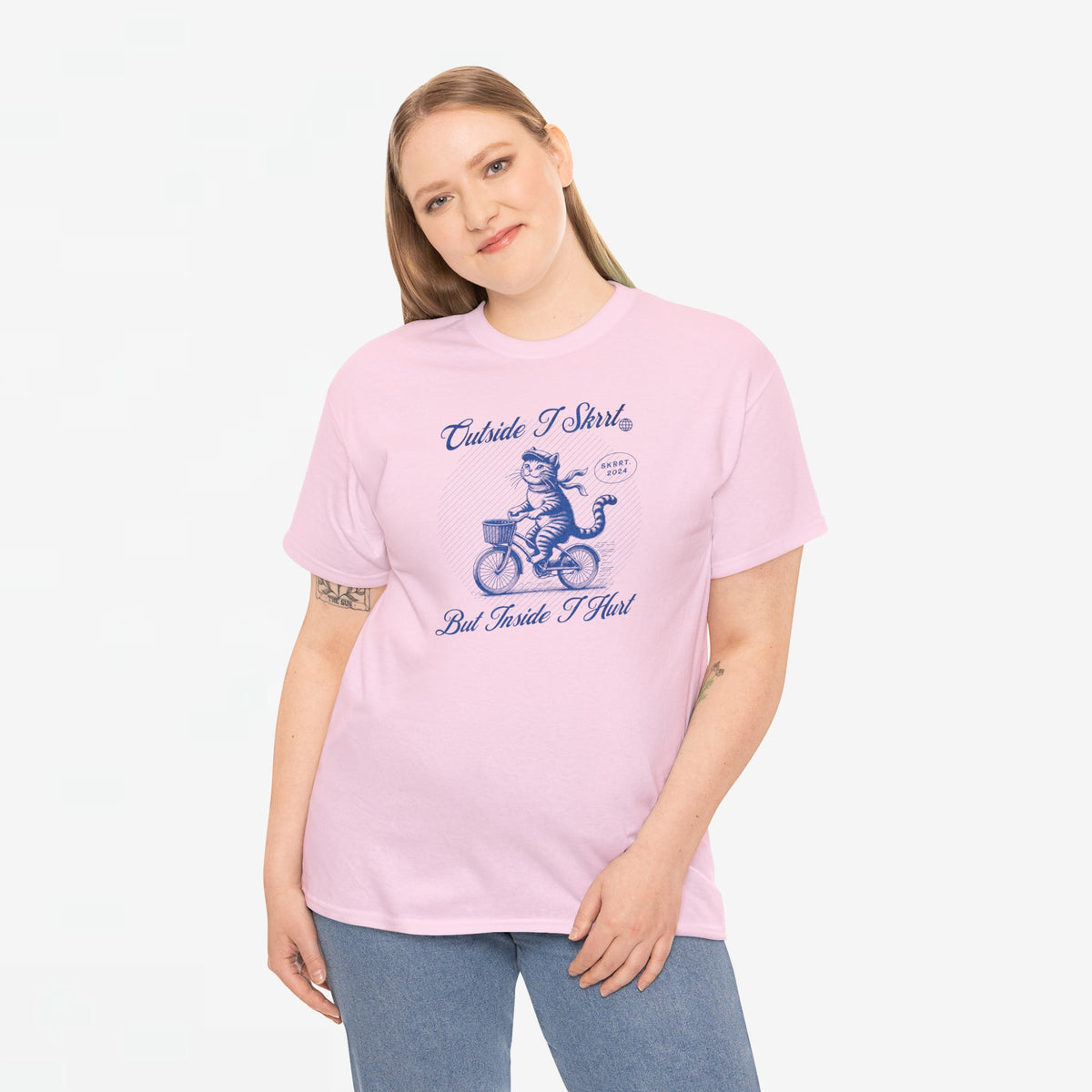 Roze t-shirt met borstprint van kat op fiets en tekst, gedragen door model