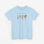 Lichtblauw T-shirt met bloemenillustratie en sierlijke tekst op de borst