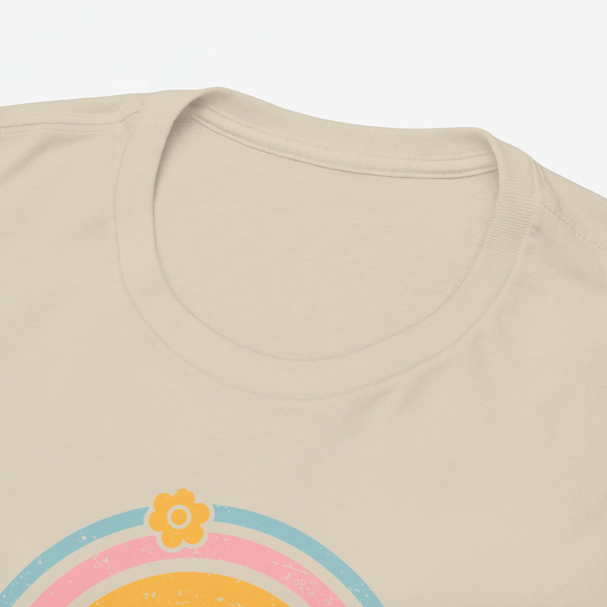 Zandkleurige T-shirt hals met ronde kraag en deel van regenboogprint bovenaan.