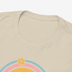 Zandkleurige T-shirt hals met ronde kraag en deel van regenboogprint bovenaan.