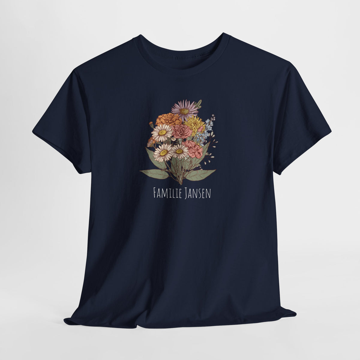 Donkerblauwe T-shirt met bloemenboeketprint en tekst op de borst, vooraan.