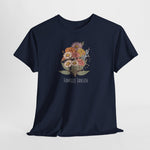 Donkerblauwe T-shirt met bloemenboeketprint en tekst op de borst, vooraan.
